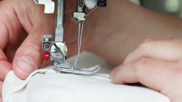 Zavřít pohled na pohybující se jehlu šicího stroje. — Stock video