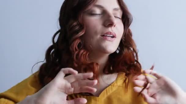 Positiv tusenårig kvinna lyssnar på musik sång, njuter av ljud hemma. — Stockvideo