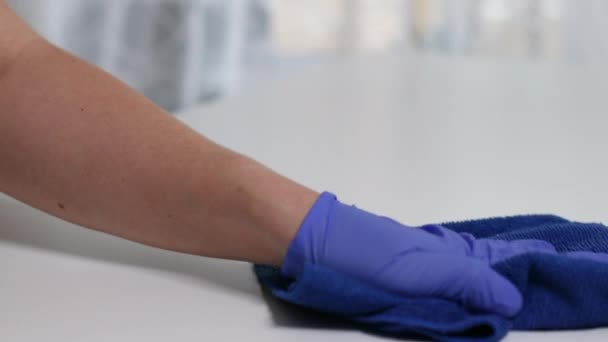 Mesa de limpieza de persona femenina con spray desinfectante y paño de microfibra en casa. Concepto de desinfección y prevención del covidio-19. — Vídeo de stock