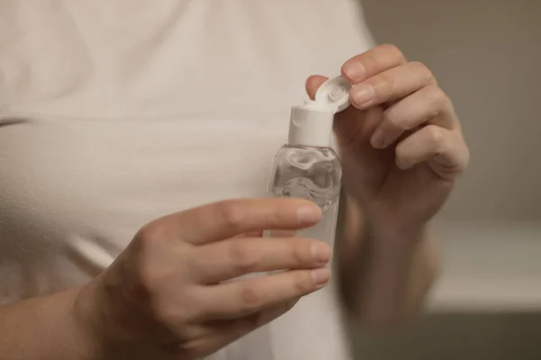 Caucasian woman using antibacterial antiseptic gel to clean her hands, hygiene concept to protect against pandemic coronavirus — Foto de Stock