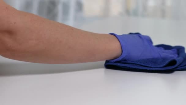 Reinigungstisch für Frauen mit Desinfektionsspray und Mikrofasertuch zu Hause. Konzept der Desinfektion und Prävention von Covid-19. — Stockvideo