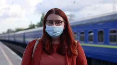 Grip virüsü grip virüslerine ve hastalıklara karşı koruyucu maske yayıyor. Halka açık yerlerde yüzü cerrahi maske takan beyaz bir kadın. Sağlık Hizmetleri.