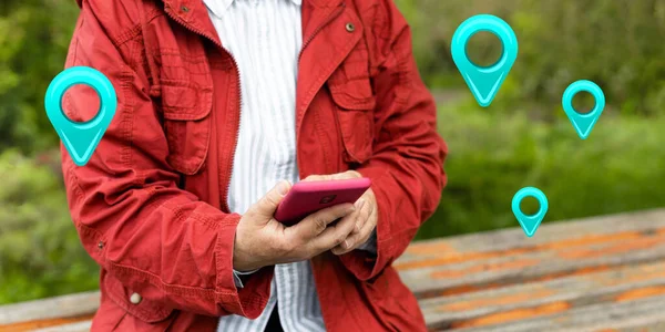 Podróżująca Kobieta Ręce Korzystać Mapy Aplikacji Telefonu Komórkowego Wyszukiwania Lokalizacji — Zdjęcie stockowe