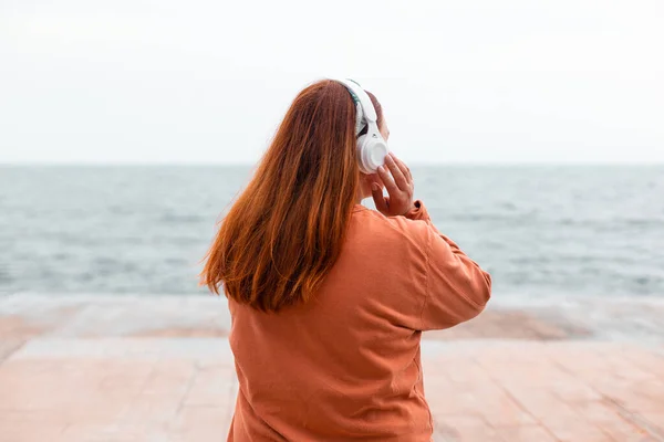 Tampilan Kembali Potret Gadis Muda Bermeditasi Dengan Headphone Nirkabel Luar — Stok Foto