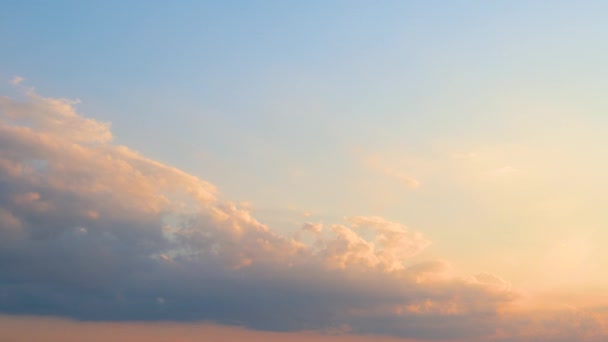 Яркие пушистые облака на закате солнца, красота природного фона. Ясное голубое небо. — стоковое видео