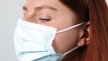 Coronavirus Kafkas kadın yüzü koruyucu tıbbi maskesini çıkarın. Temiz hava alıyorum. Sağlık, koruma, güvenli konsept