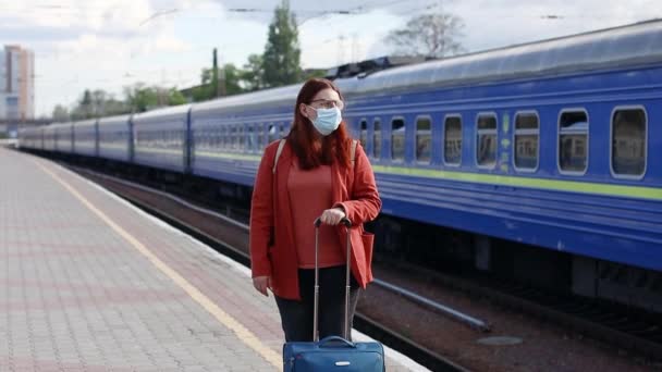 Retrato de mulher caucasiana máscara protetora ao ar livre na estação de trem — Vídeo de Stock