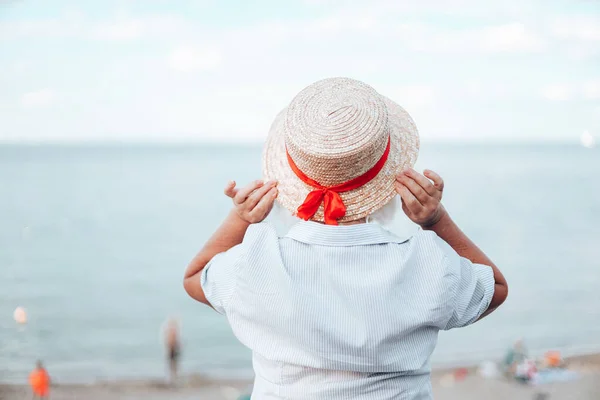 Pemandangan Wanita Muda Yang Menarik Dengan Topi Jerami Tepi Laut — Stok Foto