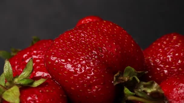 Fragole fresche bacche estive vicino isolato su sfondo scuro. Sfondo fragola. Cibo vegano sano. — Video Stock