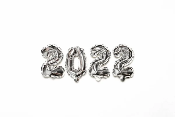 ヘリウム気球2022 灰色の背景に銀箔番号 パーティーの装飾 休日の記念日のサイン お祝い カーニバル — ストック写真