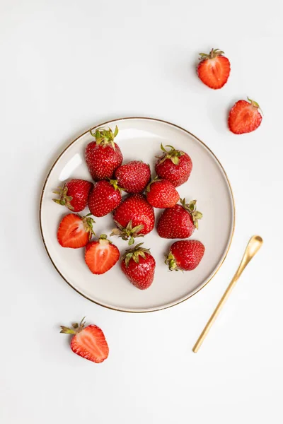 흰 테이블 위에 흰 금덩 이에 딸기 나무 열매를 얹는다. 건강 한 생활, 건강 한 식사 — 스톡 사진