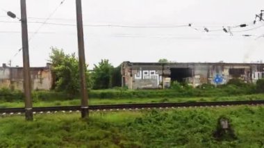 Hızlı trenin penceresinden manzarayı seyret ormanlı güzel doğa yolu manzarası