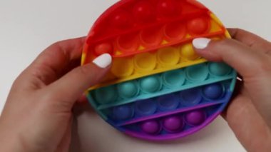 Childs el sıkışıyor Gri arka planda oyuncak silikonlar.