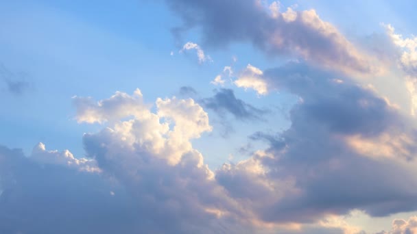 Atardecer dramático con nubes de colores en el cielo — Vídeos de Stock