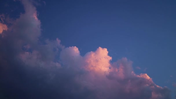 Dramático cielo panorámico con nubes al amanecer y al atardecer. — Vídeos de Stock