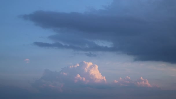 Atardecer dramático con nubes de colores en el cielo — Vídeos de Stock