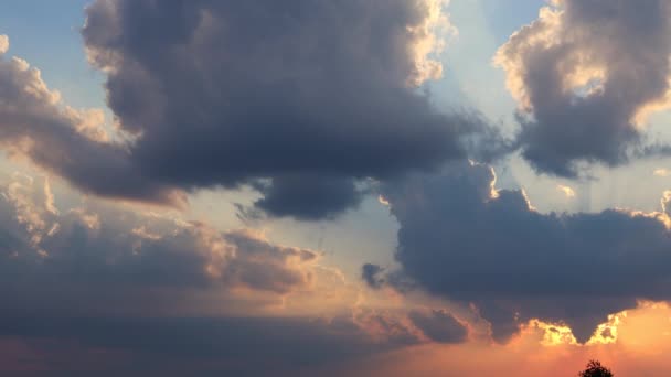 Panorama suave y ligero. Naturaleza cielo fondo, nubes de colores en el cielo — Vídeos de Stock
