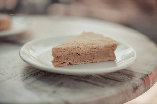 Кусок Домашнего Наполеонского Торта Сливками Столе Уличном Ресторане Вкусная Еда — стоковое фото