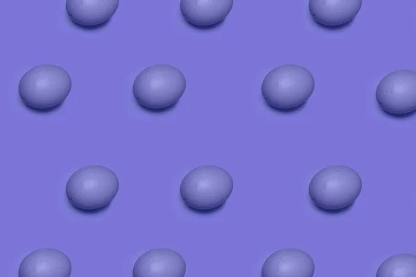 Paarse kleur patroon eieren op lila achtergrond — Stockfoto