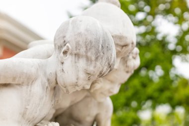 Küçük çocuk ve anne taş mermer heykel yeşil park arka planında fotokopi alanı ile
