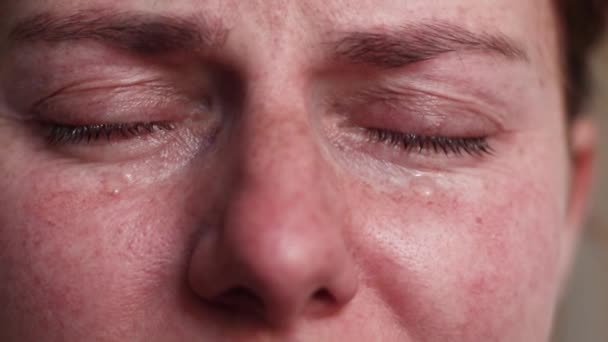 Tranen stromen. close-up macro shot met zoom van blanke huilende ogen. — Stockvideo