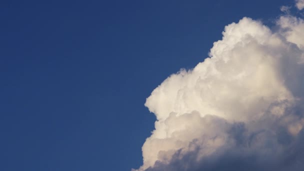 Atardecer dramático con nubes de colores en el cielo — Vídeos de Stock