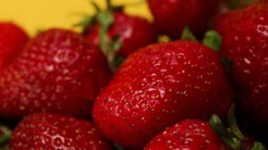 Taze çilek. Sarı arka planda izole edilmiş yaz meyveleri. Çilek arkaplanı. Sağlıklı vejetaryen yemekleri.