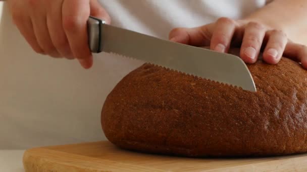 Pane da taglio con coltello sul tagliere — Video Stock