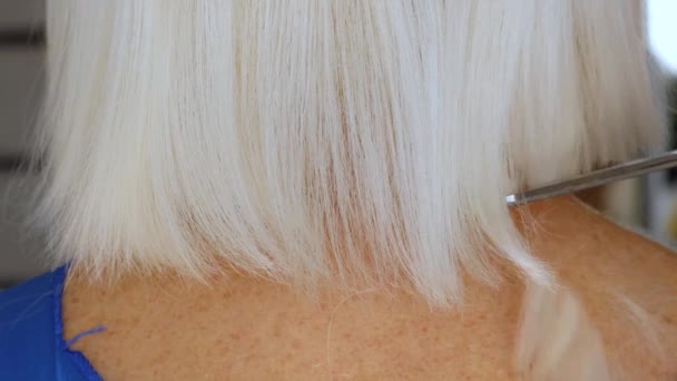 Женщина стрижет волосы своего друга дома — стоковое видео