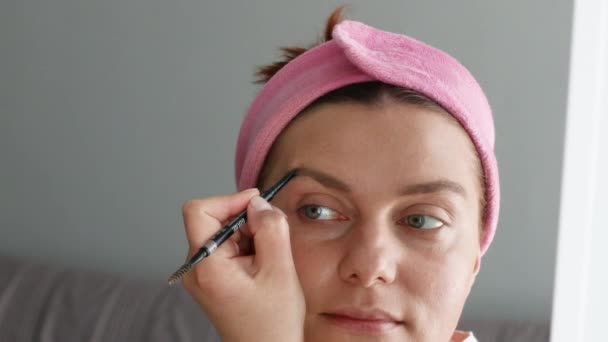 Hermosa modelo haciendo maquillaje de cejas — Vídeo de stock