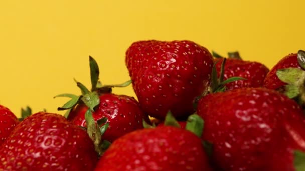 Frische Erdbeeren-Sommerbeeren schließen isoliert auf gelbem Hintergrund. Erdbeer-Hintergrund. Gesunde vegane Ernährung. — Stockvideo