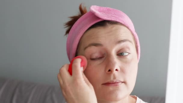 Porträtt av ung kvinna med rött hår tillämpa naturlig makeup med svamp — Stockvideo