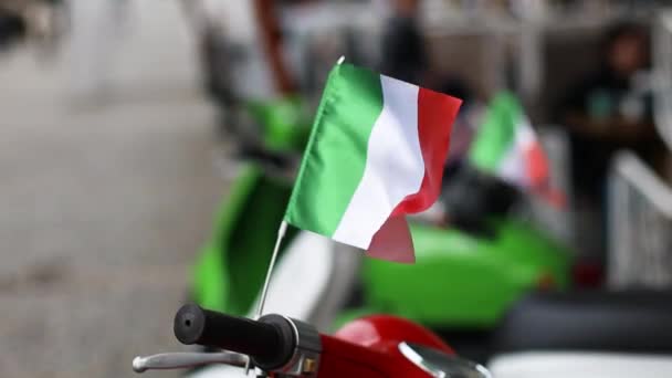 Italien nationalt flag med stof tekstur på rød motorcykel vinke i en vind, nærbillede – Stock-video