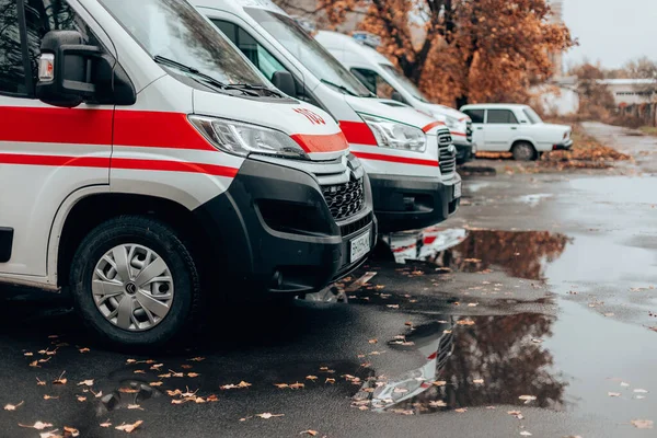 Samochód ratowniczy, czerwony i biały ambulans medyczny pojazd na ulicy w dużym mieście. — Zdjęcie stockowe