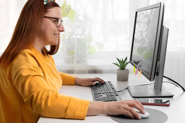 Tiro de bela mulher freelancer adorável trabalhando com computador em casa. — Fotografia de Stock