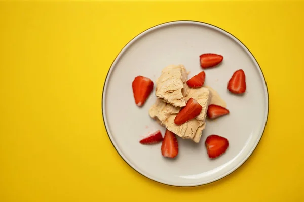 Sabroso Helado Vainilla Casero Con Fresa Plato Blanco Sobre Fondo — Foto de Stock