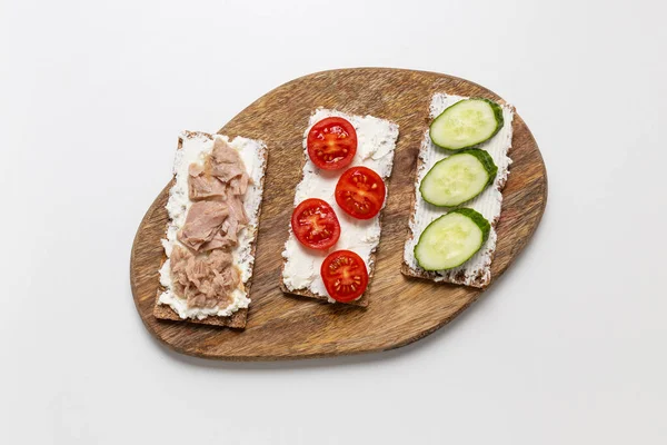 Masanın Üzerinde Farklı Malzemelerle Çıtır Çıtır Ekmekli Tost Salatalık Domates — Stok fotoğraf