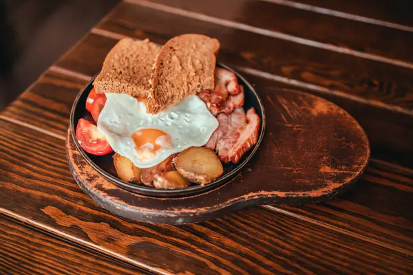 베이컨 도마도 소세지 맛있는 식사를 식탁에 영국식 식사를 — 스톡 사진