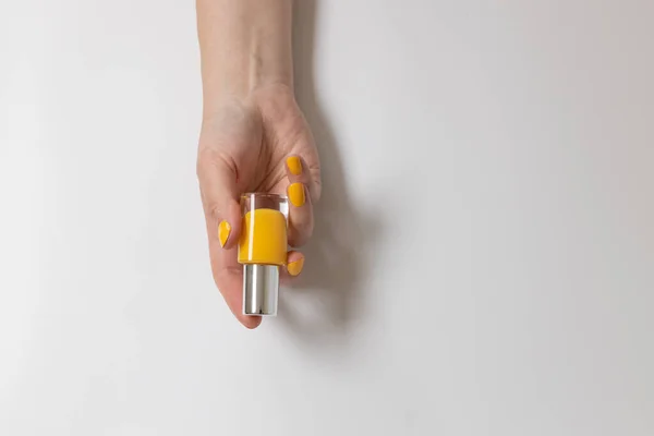 Manicura Color Amarillo Brillante Con Una Botella Esmalte Uñas Las — Foto de Stock