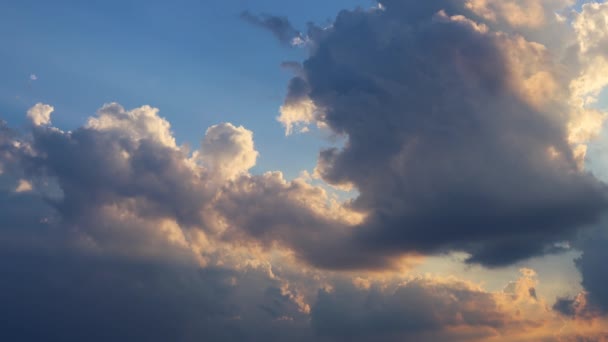 光の柔らかなパノラマ空のカラフルな雲 — ストック動画