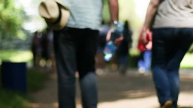 Rehberli bir grup turist Askania rezervleri boyunca yürür bitkiler ve nadir ağaçlar hakkında bir konferans dinlerler.