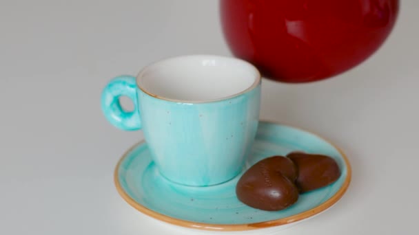 Versare il caffè turco nero in una tazza di porcellana blu. — Video Stock