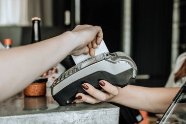 Kafede kredi kartıyla ödeme yapan bir müşteri. Çevrimiçi alışveriş, e-ticaret, bankacılık, internet mağazası, harcama para konsepti