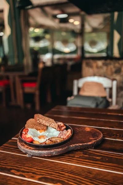 Aptitlig Rejäl Frukost Med Ägg Bacon Tomater Och Korv Tallrik — Stockfoto