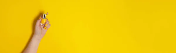 女の子手保持ネイルポリッシュとともに美しい黄色マニキュア — ストック写真