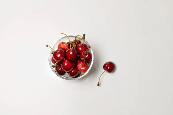 白い背景に新鮮な甘いチェリーのボウル トップビュー — ストック写真