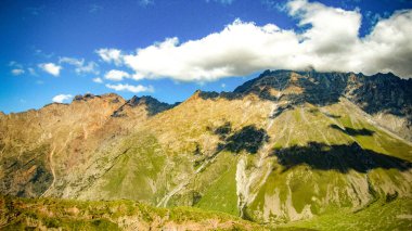 Çimenli tepeden Kazbek dağlarına güzel panoramik manzara. Georgia