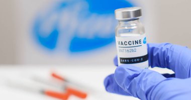 Odessa, Ukrayna - 9 Aralık 2020: Lastik eldivenli bilim adamı veya doktor, Sars-cov-2, koronavirüs ya da covid-19 'a karşı insan gönüllülere aşı yapmak için yeni BNT162b2 aşısını elinde tutuyor. Yeni uyuşturucunun geliştirilmesi ve araştırılması