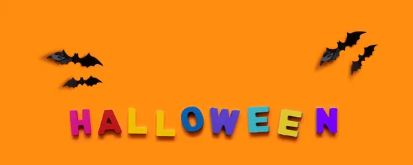 Halloween Kreatives Herbstkonzept Schwarze Fledermäuse Und Bunte Holzbuchstaben Auf Orangefarbenem — Stockfoto