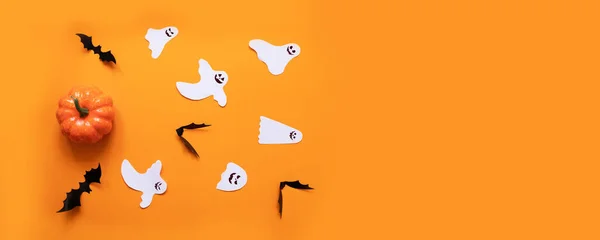 Halloween Płaska Kompozycja Świecka Pomarańczowej Dyni Czarne Nietoperze Biały Papier — Zdjęcie stockowe